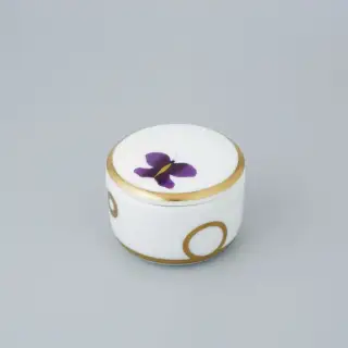 THG CAPUCINE MAUVE DECOR OR Коробка для таблеток керамическая, круглая &oslash;55 мм., настольная, декор золото/лиловый, цвет: белый